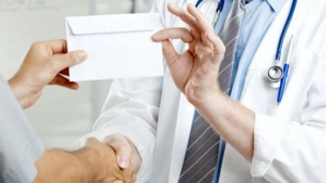 Medic bănuit de corupere. Iată câţi bani a cerut pentru acordarea unui certificat de dizabilitate