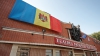 Campania "Eu sunt Moldova", la Bălţi. Iată cum a fost arborat drapelul pe Teatrul Naţional Vasile Alecsandri (GALERIE FOTO)