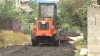 Reparaţie de mântuială: Drumarii toarnă asfaltul chiar dacă plouă cu găleata VIDEO