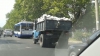 Martor ocular: Un şofer încalcă legea fără jenă, transportând materiale de construcţie neacoperite (VIDEO)