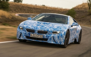 Primele imagini cu BMW i8, supercarul hibrid care promite un consum mediu de 2.5 litri la sută