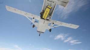 INCREDIBIL! Un bărbat a ajuns cu bine pe pământ după ce a fost aruncat din avion într-o cutie încuiată (VIDEO)