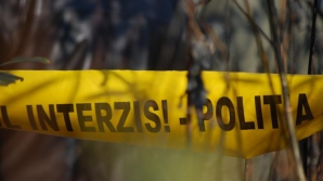 ATACAŢI în curtea propriei case! Un tânăr a fost ucis, iar mama şi fratele său au ajuns la spital