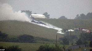 (FOTO) Un avion cargo s-a prăbuşit în apropierea unui aeroport din SUA