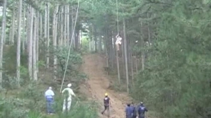 Zi de coşmar pentru 75 de turişti! Au stat blocaţi ore în şir în două cabine de teleferic, deasupra prăpastiei VIDEO