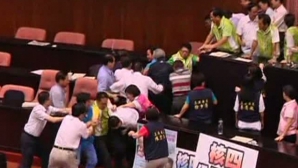 (VIDEO) Haos în Parlamentul din Taiwan. Deputaţii s-au luat din nou la bătaie