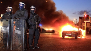 Violenţe în Irlanda de Nord: Zeci de oameni au fost răniţi, iar poliţia a folosit tunuri de apă şi câini pentru a opri violenţele