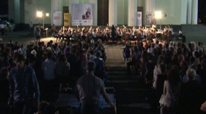 (VIDEO) Sute de oameni s-au adunat în centrul capitalei, la un spectacol muzical de excepţie