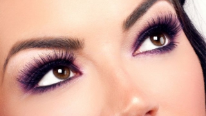 Vara aceasta se poartă sprâncenele groase. Învaţă cum să le ACCENTUEZI