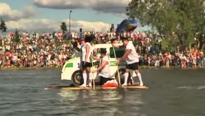 Cursă inedită în centrul Letoniei. Peste 300 de oameni au navigat pe bărci confecţionate din cutii goale de lapte (VIDEO)