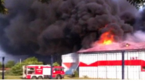 Oraşul Slatina din România, acoperit cu fum. O fabrică de vopsele a luat foc