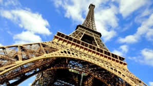 Alertă cu bombă la Turnul Eiffel din Paris. Vizitatorii au fost evacuaţi, iar edificiul - închis