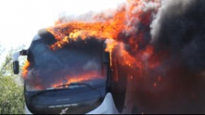 Un autocar cu pasageri s-a tamponat cu un camion. Cel puţin cinci oameni au murit