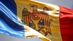 Comercianţii fac bani buni din vânzarea drapelelor de stat. "Avem foarte mulţi patrioţi" (VIDEO)