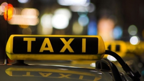 (VIDEO) Un premier a decis să lucreze taximetrist şi a transportat pasagerii gratuit. "Cred că voi ajunge în viaţă la destinaţie"