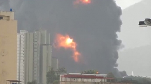 Un incendiu de proporţii a izbucnit la una dintre cele mai mari rafinării de petrol din Venezuela (VIDEO)