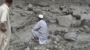 Zeci de persoane decedate şi case luate de şuvoaie în Pakistan, în urma ploilor torenţiale