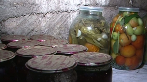 Moldovencele fac mai puţine conserve decât în anii precedenţi. "Preţurile sunt pipărate" 