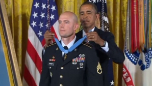 Preşedintele Barack Obama l-a decorat pe un sergent american cu "Medalia de Onoare" (VIDEO)