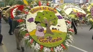 Explozie de culori în oraşul columbian Medellin. Sute de persoane au purtat în spate aranjamente florale (VIDEO)