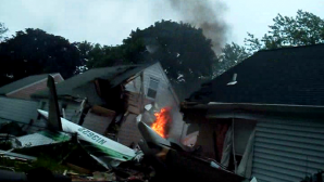 Tragedie aviatică în SUA: Un avion s-a prăbuşit peste două case (VIDEO)