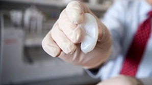 Urechea artificială umană, creată din cartilaj de la oi şi colagen bovin