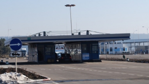 Obiecte de mii de lei, ascunse de ochii vameşilor. Ce au descoperit aceştia într-un microbuz Mercedes VIDEO