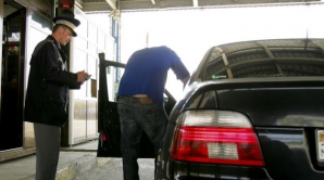 Cetăţeni moldoveni, prinşi la graniţă cu ţigări de contrabandă şi acte false