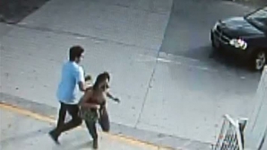 O maşină a intrat cu viteză în mulţime, omorând şi rănind mai multe persoane. "Şoferul a virat intenţionat spre oameni"