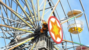 TRAGEDIE într-un parc de distracţii: Cabina unui carusel a căzut peste turiştii care îşi aşteptau rândul