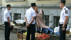 Zeci de poliţişti, în preajma Pieţei Centrale. Cum au reacţionat unii comercianţi care îşi vând marfa pe trotuar VIDEO