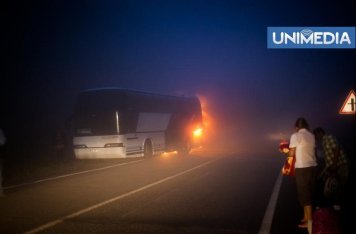 Un autobuz de pe linia Bucureşti – Chişinău a ars în ÎNTREGIME, în această dimineaţă (FOTO. VIDEO)