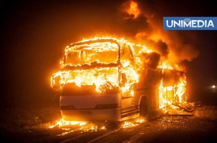 Un autobuz de pe linia Bucureşti – Chişinău a ars în ÎNTREGIME, în această dimineaţă (FOTO. VIDEO)