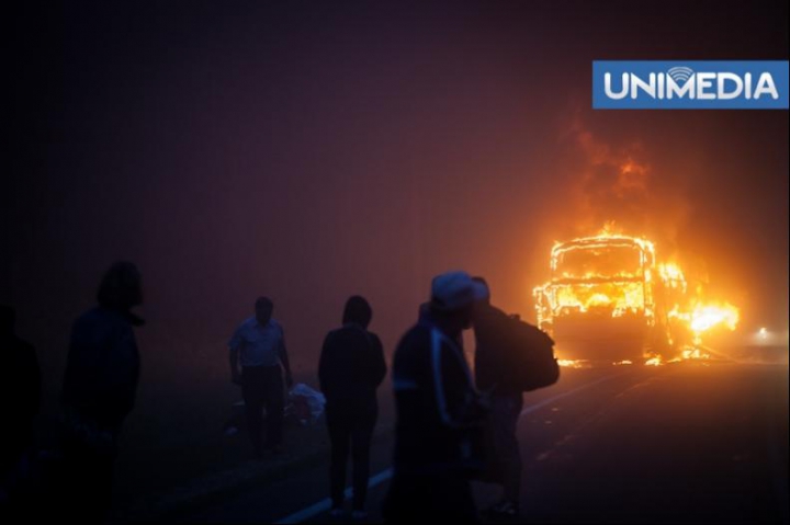 Un autobuz de pe linia Bucureşti – Chişinău a ars în ÎNTREGIME, în această dimineaţă (FOTO. VIDEO)