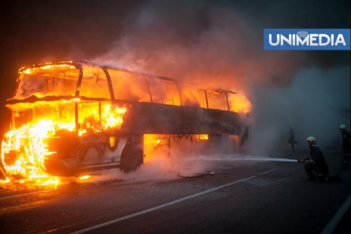 Un autobuz de pe linia Bucureşti – Chişinău a ars în ÎNTREGIME, în această dimineaţă (FOTO. VIDEO)