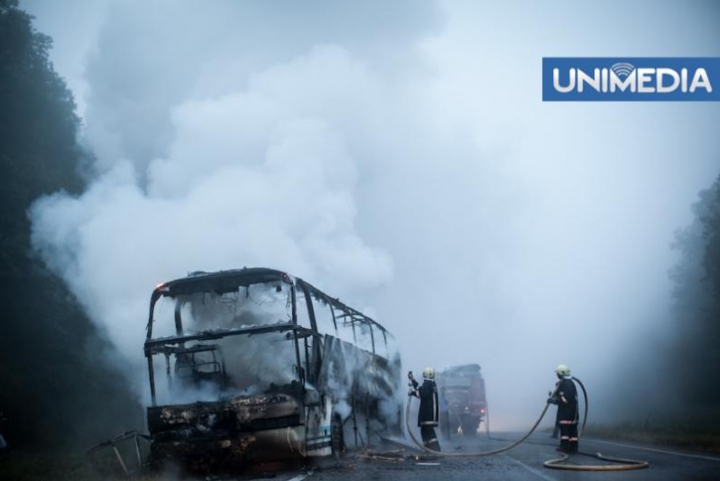 Un autobuz de pe linia Bucureşti – Chişinău a ars în ÎNTREGIME, în această dimineaţă (FOTO. VIDEO)