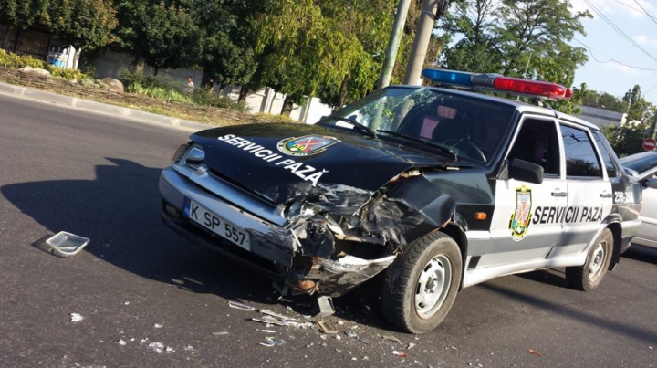 Accident în capitală. Un automobil al Întreprinderii de Stat Servicii Pază a MAI s-a ciocnit cu un Opel Astra FOTO