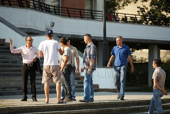 Campania "Eu sunt Moldova", la Bălţi. Iată cum a fost arborat drapelul pe Teatrul Naţional Vasile Alecsandri (GALERIE FOTO)