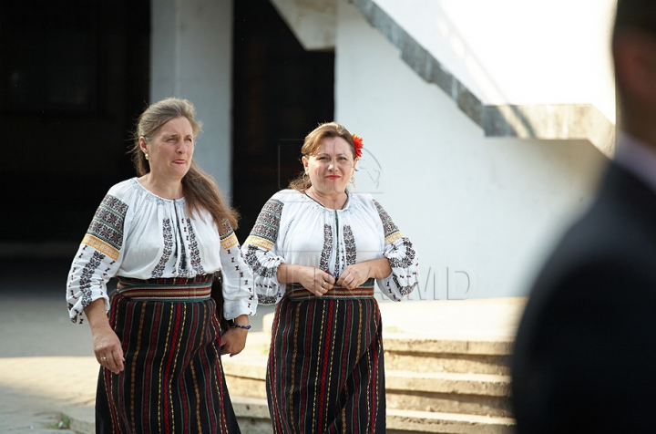 Campania "Eu sunt Moldova", la Bălţi. Iată cum a fost arborat drapelul pe Teatrul Naţional Vasile Alecsandri (GALERIE FOTO)