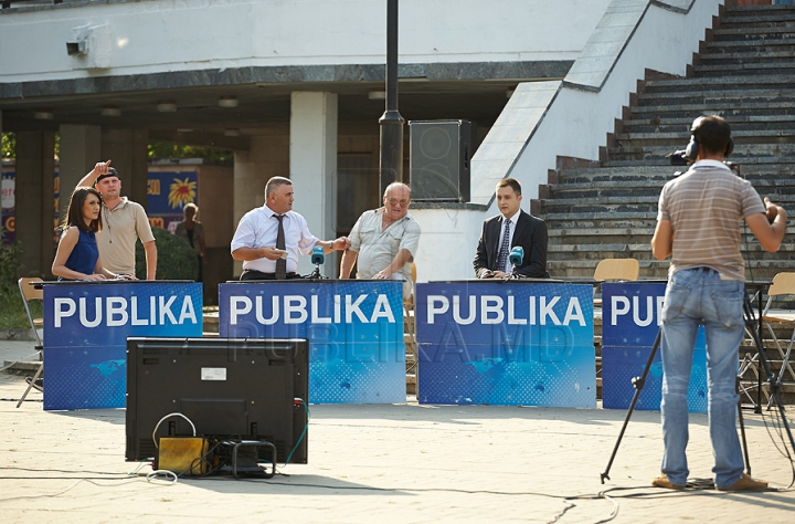 Campania "Eu sunt Moldova", la Bălţi. Iată cum a fost arborat drapelul pe Teatrul Naţional Vasile Alecsandri (GALERIE FOTO)