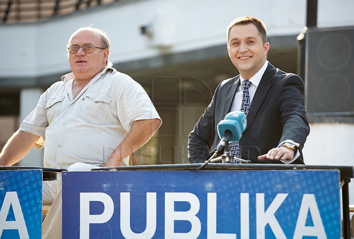 Campania "Eu sunt Moldova", la Bălţi. Iată cum a fost arborat drapelul pe Teatrul Naţional Vasile Alecsandri (GALERIE FOTO)