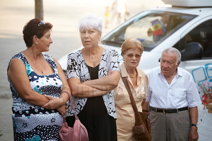 Campania "Eu sunt Moldova", la Bălţi. Iată cum a fost arborat drapelul pe Teatrul Naţional Vasile Alecsandri (GALERIE FOTO)