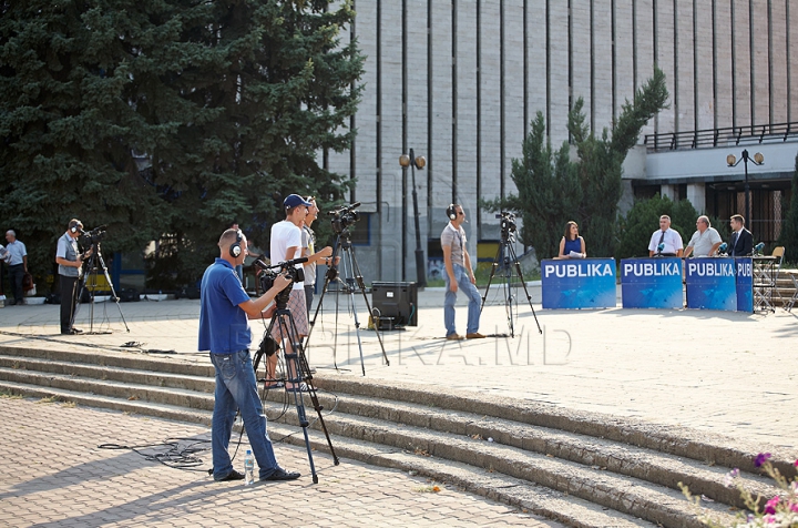 Campania "Eu sunt Moldova", la Bălţi. Iată cum a fost arborat drapelul pe Teatrul Naţional Vasile Alecsandri (GALERIE FOTO)