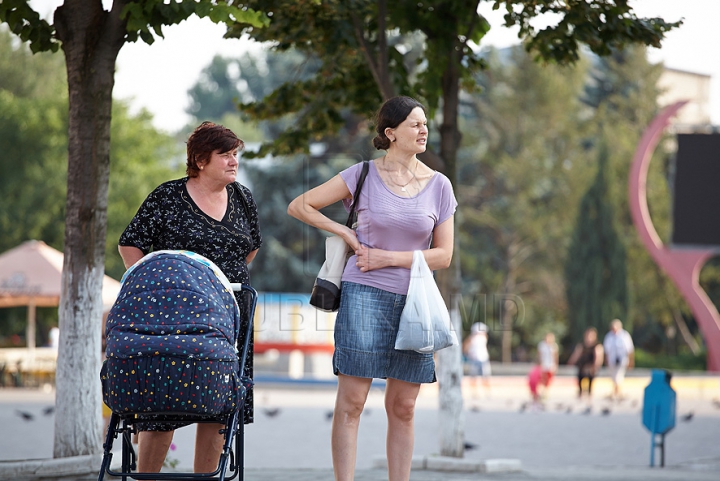 Campania "Eu sunt Moldova", la Bălţi. Iată cum a fost arborat drapelul pe Teatrul Naţional Vasile Alecsandri (GALERIE FOTO)