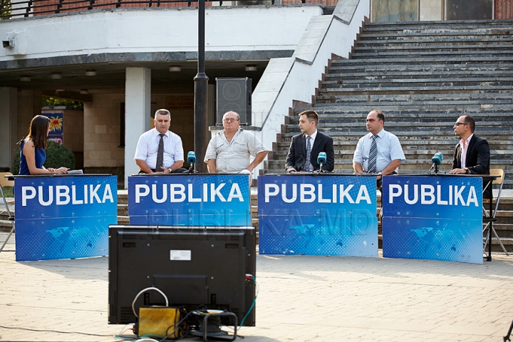 Campania "Eu sunt Moldova", la Bălţi. Iată cum a fost arborat drapelul pe Teatrul Naţional Vasile Alecsandri (GALERIE FOTO)