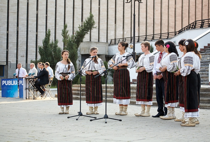 Campania "Eu sunt Moldova", la Bălţi. Iată cum a fost arborat drapelul pe Teatrul Naţional Vasile Alecsandri (GALERIE FOTO)