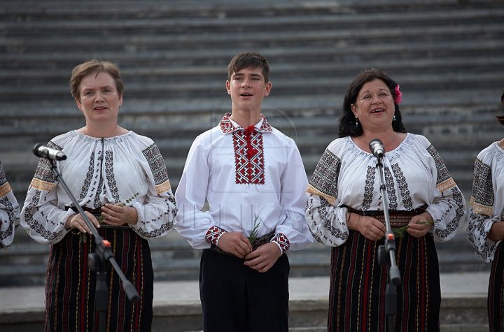 Campania "Eu sunt Moldova", la Bălţi. Iată cum a fost arborat drapelul pe Teatrul Naţional Vasile Alecsandri (GALERIE FOTO)