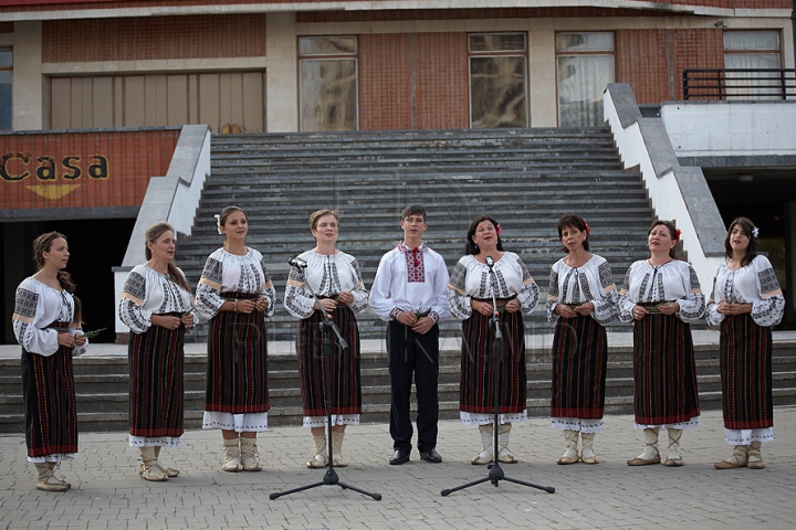 Campania "Eu sunt Moldova", la Bălţi. Iată cum a fost arborat drapelul pe Teatrul Naţional Vasile Alecsandri (GALERIE FOTO)