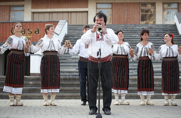 Campania "Eu sunt Moldova", la Bălţi. Iată cum a fost arborat drapelul pe Teatrul Naţional Vasile Alecsandri (GALERIE FOTO)