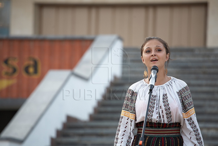 Campania "Eu sunt Moldova", la Bălţi. Iată cum a fost arborat drapelul pe Teatrul Naţional Vasile Alecsandri (GALERIE FOTO)